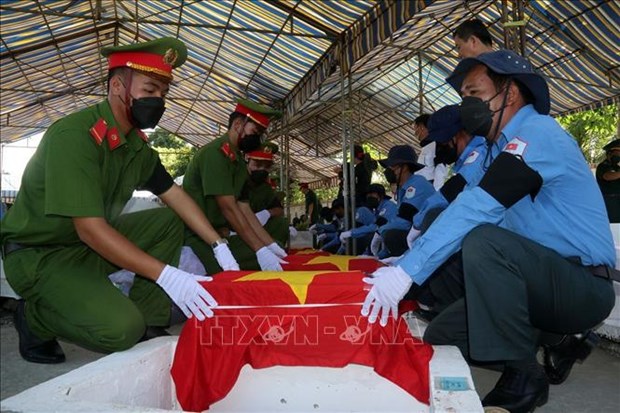 Entierran restos de martires de guerra de defensa nacional en frontera suroeste hinh anh 1