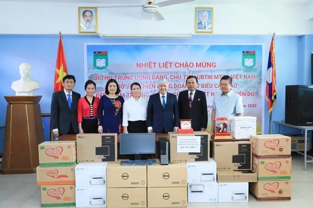 Vietnam obsequia a Escuela Bilingue laosiana-vietnamita Nguyen Du hinh anh 1