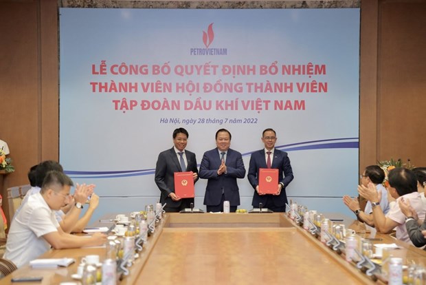 Designan dos nuevos miembros en Consejo de PetroVietnam hinh anh 1