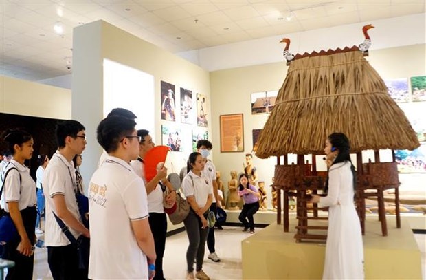 Participantes en Campamento de Verano de Vietnam 2022 rinden homenaje a madres heroicas hinh anh 1