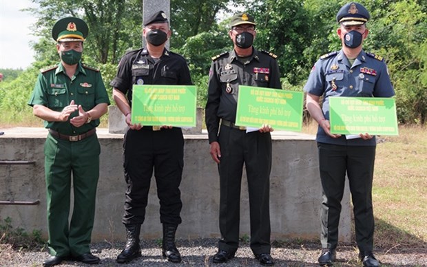 Provincia vietnamita dona fondos a guardias fronterizos de Camboya hinh anh 1