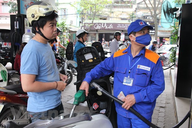 Precios de gasolina en Vietnam continuan reduciendose hinh anh 1