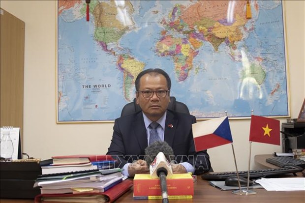 Apoyan a vietnamitas en Republica Checa en cuestiones relativas a nuevos pasaportes hinh anh 1