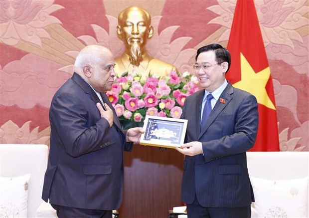 Dirigente parlamentario vietnamita recibe a embajadores de Cuba y Rusia hinh anh 1