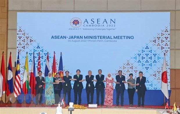 AMM-55: Japon y ASEAN se comprometen a cooperar hacia un Indo-Pacifico libre y abierto hinh anh 1