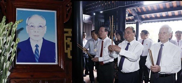 Dirigentes vietnamitas rinden homenaje al difunto presidente del Consejo de Estado Vo Chi Cong hinh anh 1