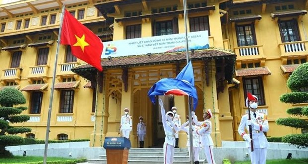 Ondea la bandera de ASEAN en Vietnam en el 55 aniversario de su fundacion hinh anh 1