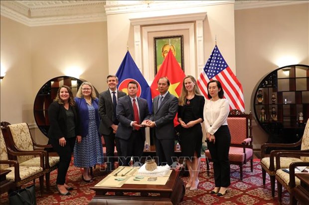Embajada de Vietnam en Estados Unidos recibe antiguedades entregadas por FBI hinh anh 1