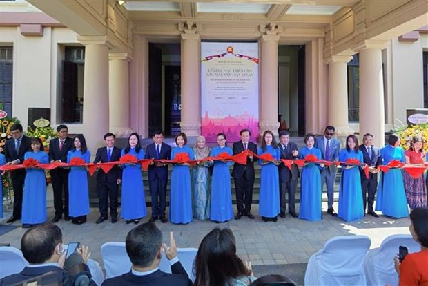 Inauguran en Hanoi exposicion “Colores de la cultura de la ASEAN” hinh anh 2