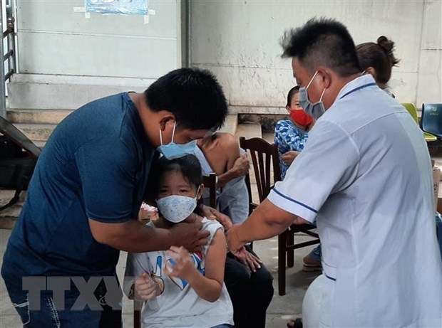 Vietnam registra mas de dos mil nuevos casos de COVID-19 hinh anh 1