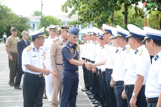 Delegacion de agregados militares extranjeros visita Region naval 1 de Vietnam hinh anh 1