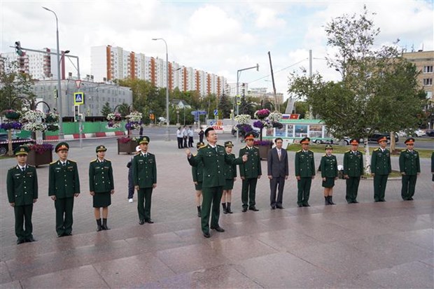 Delegacion vietnamita en Army Games visita Monumento del Presidente Ho Chi Minh en Moscu hinh anh 1