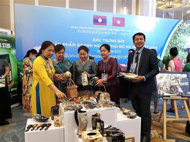 Inauguran en Hanoi exposicion de fotos y productos vietnamitas y laosianos hinh anh 1