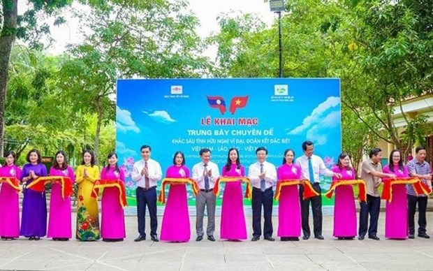 Exposicion en Hanoi resalta gran amistad y solidaridad especial Vietnam-Laos hinh anh 1