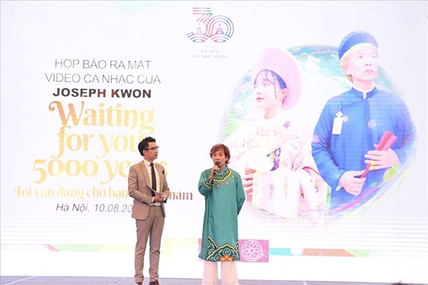 Cantautor surcoreano lanza video clip para promocion turistica de Vietnam hinh anh 2