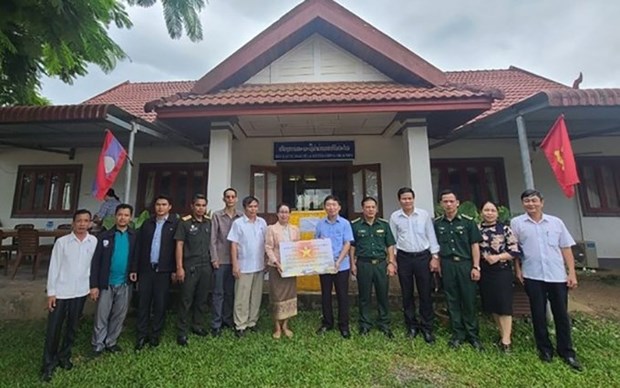Vietnam entrega suministros medicos para apoyar a provincias de Laos en lucha antiCOVID-19 hinh anh 1