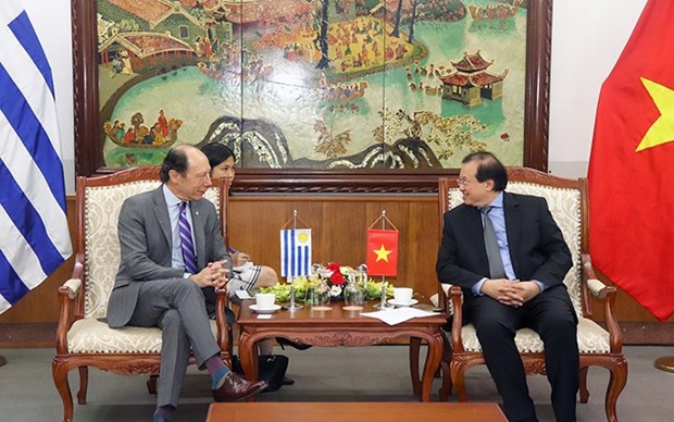 Vietnam desea fomentar cooperacion con Uruguay en cultura, deportes y turismo hinh anh 1