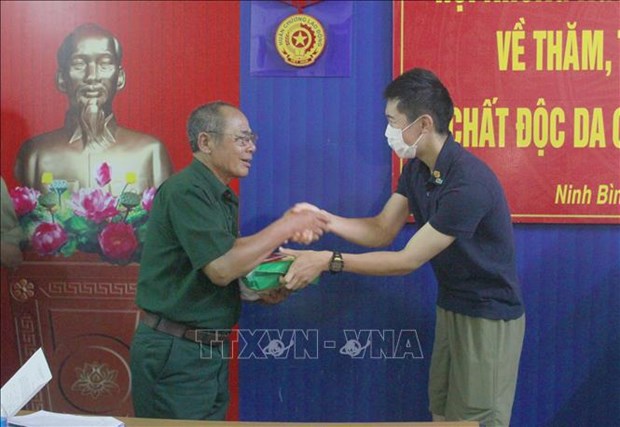 Amigos japoneses ayudan a victimas vietnamitas de Agente Naranja en provincia de Ninh Binh hinh anh 1