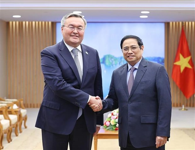 Premier vietnamita recibe al vicepremier y canciller de Kazajstan hinh anh 1