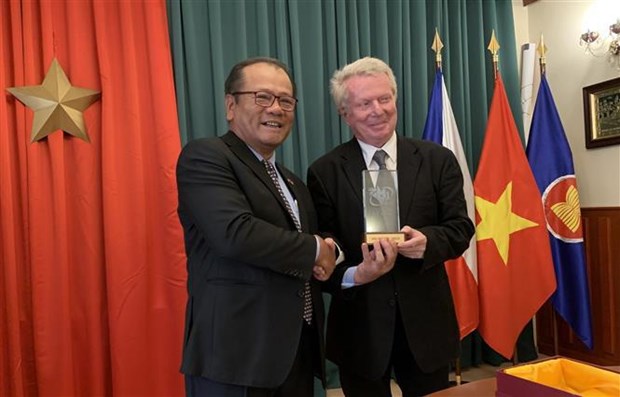 Entregan Premio de informaciones para el exterior de Vietnam a escritor checo hinh anh 1