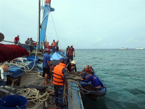 Rescatan un barco pesquero accidentado en mar vietnamita hinh anh 1