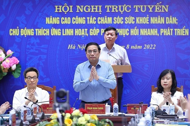 Premier vietnamita pide esfuerzos conjuntos para abordar problemas urgentes en el sector medico hinh anh 1