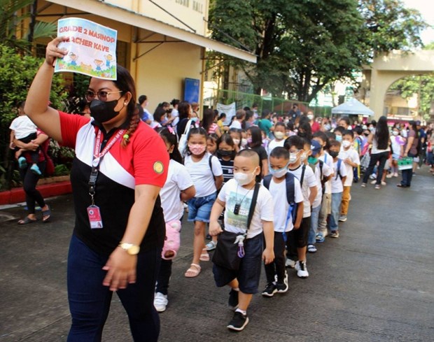 Estudiantes filipinos regresan a escuelas despues de mas de dos anos hinh anh 1