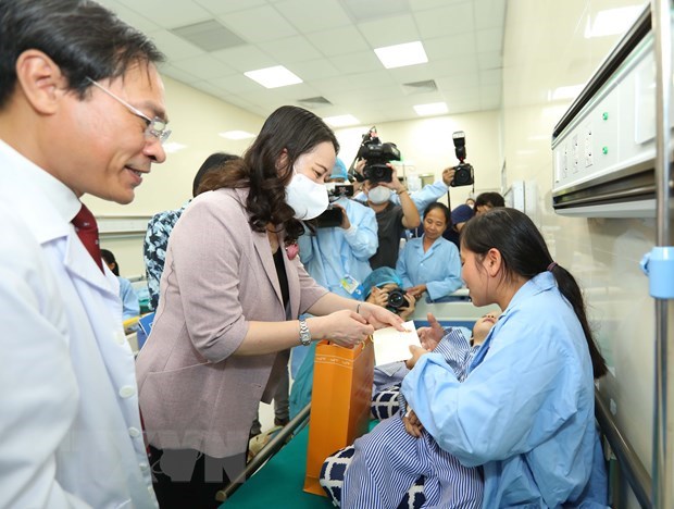 Entregan donaciones a ninos operados de labio y paladar hendido en hospital Vietnam-Cuba hinh anh 1