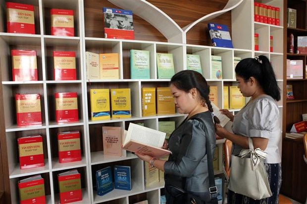 Inauguran exposicion de libros sobre gran amistad Vietnam – Laos hinh anh 2