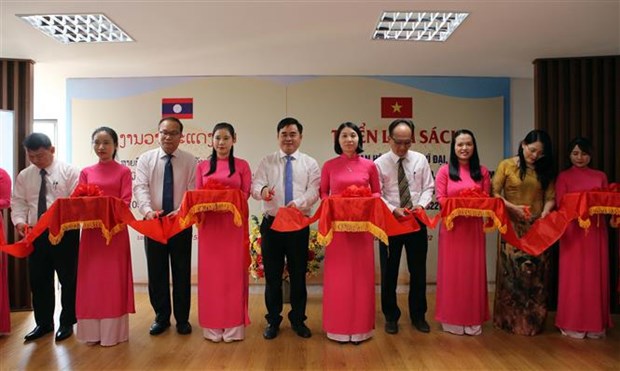 Inauguran exposicion de libros sobre gran amistad Vietnam – Laos hinh anh 1