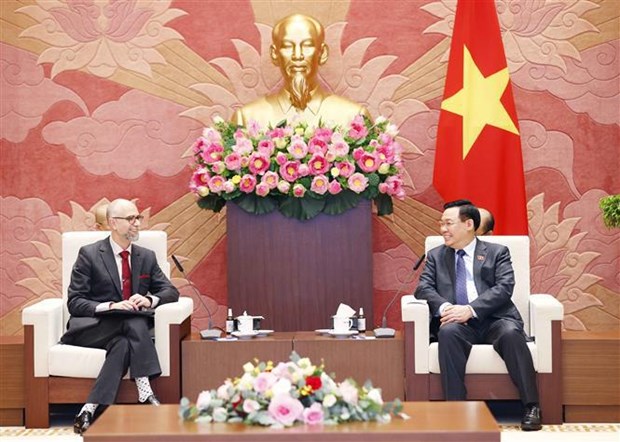 Presidente del Parlamento vietnamita recibe a nuevo embajador de Canada hinh anh 1