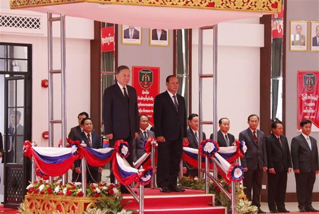 Ministro de Seguridad Publica de Vietnam se reune con dirigentes de Laos hinh anh 1