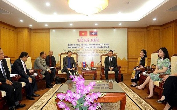 Vietnam y Laos fomentan cooperacion periodistica hinh anh 1