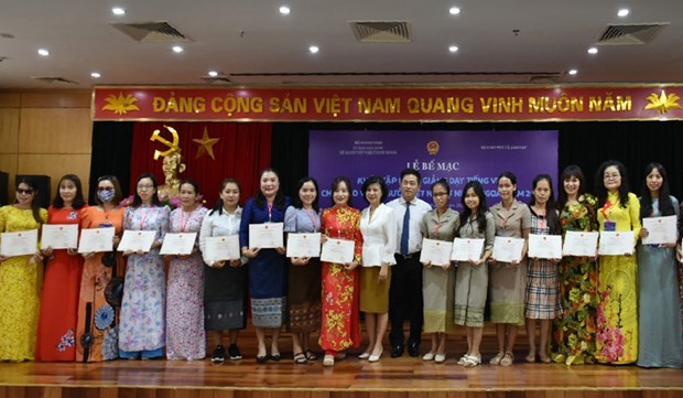 Buscan mejorar habilidades de profesores vietnamitas de lengua materna en exterior hinh anh 1