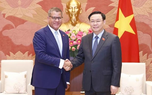 Maximo dirigente legislativo de Vietnam recibe al presidente de la COP 26 hinh anh 1