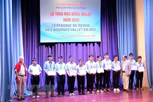 Becas Vallet otorgadas a estudiantes en las provincias centrales vietnamitas hinh anh 1