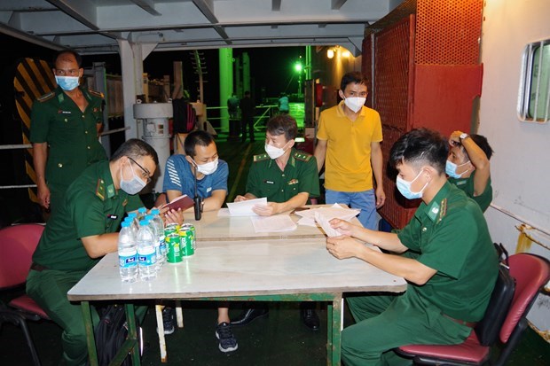 Ba Ria-Vung Tau recibe a ocho extranjeros en peligro en el mar hinh anh 1