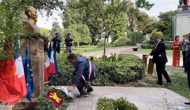 Rinden tributo al Presidente Ho Chi Minh en Francia con motivo del Dia Nacional hinh anh 1