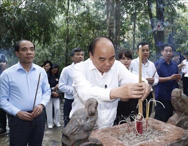 Presidente de Vietnam rinde tributo a Ho Chi Minh en vestigio especial de Tan Trao hinh anh 1