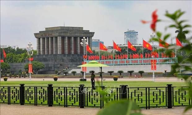 Miles personas visitan Mausoleo de Ho Chi Minh durante cuatro dias feriados hinh anh 1