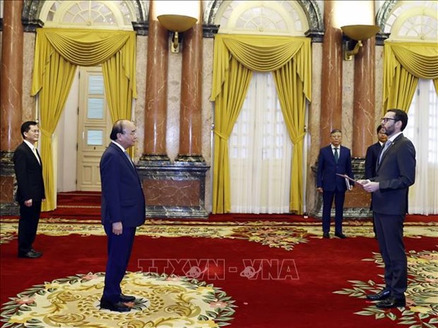 Presidente de Vietnam recibe a nuevos embajadores de paises europeos hinh anh 1