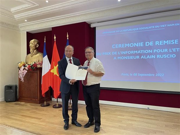 Entregan Premio de Informacion al Exterior de Vietnam a historiador frances hinh anh 1