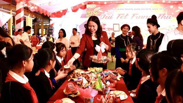 Vicepresidenta vietnamita regala obsequios a estudiantes por Festival del Medio Otono hinh anh 1
