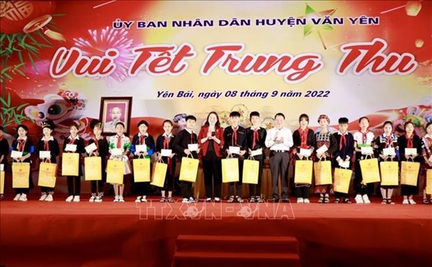 Vicepresidenta vietnamita regala obsequios a estudiantes por Festival del Medio Otono hinh anh 2