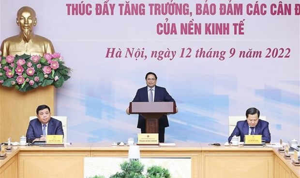 Primer ministro de Vietnam preside reunion sobre la situacion socioeconomica hinh anh 1