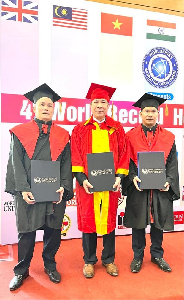 Primer vietnamita en recibir el titulo de Profesor Honorario de la Universidad de Records Mundiales hinh anh 1