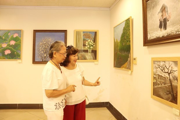 Efectuan exposicion de pinturas de periodistas de la VNA en urbe surena hinh anh 2