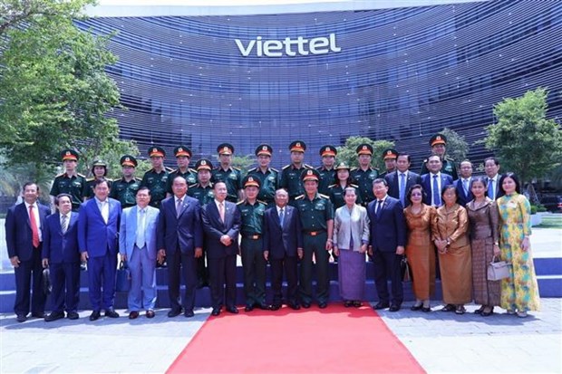 Presidente del Parlamento camboyano visita sede de grupo vietnamita Viettel hinh anh 2