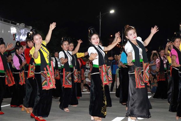Velada artistica resalta valores de danza Xoe de la etnia minoritaria Thai hinh anh 1