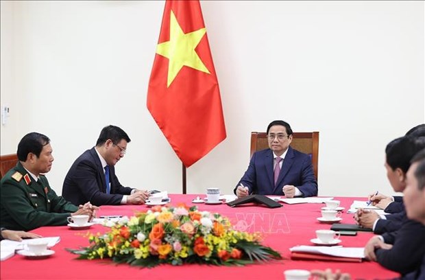 Premier vietnamita sostiene conversaciones telefonicas con Li Keqiang hinh anh 1